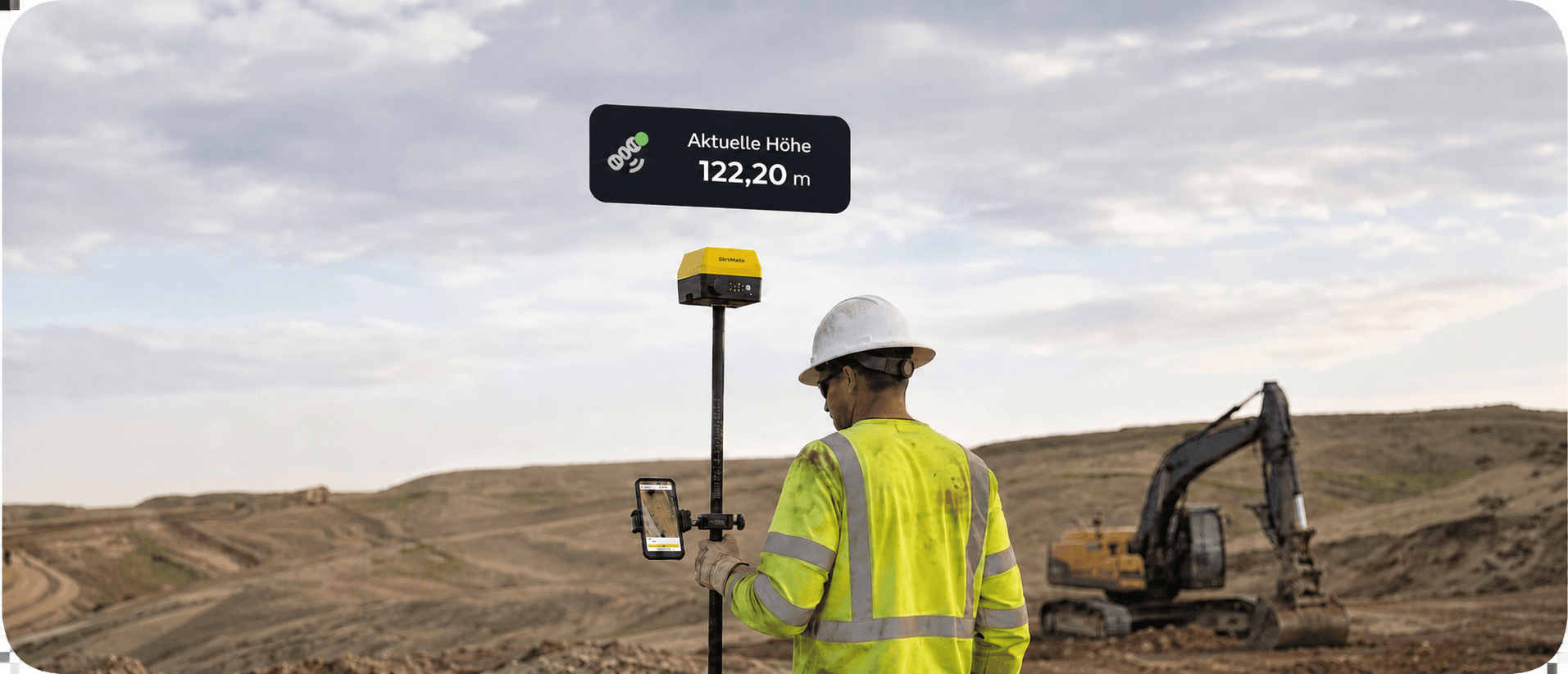 Ein Arbeiter erfasst mithilfe von DirtMate RTK die aktuelle Höhe eines bestimmten Punkts auf der Baustelle.